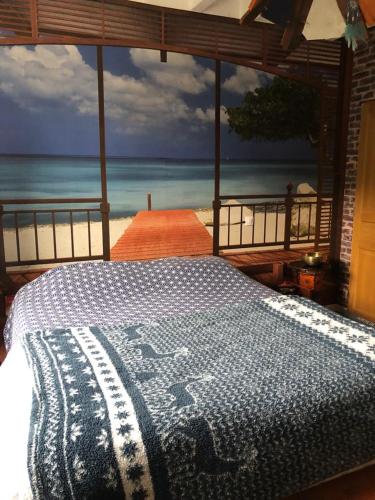 une chambre avec un lit avec vue sur l'océan dans l'établissement Maison atypique 3 chambres, à Requeil