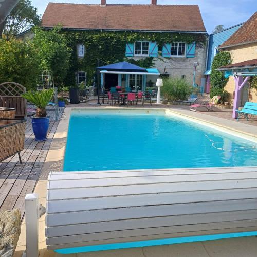 une piscine devant une maison dans l'établissement Maison atypique 3 chambres, à Requeil