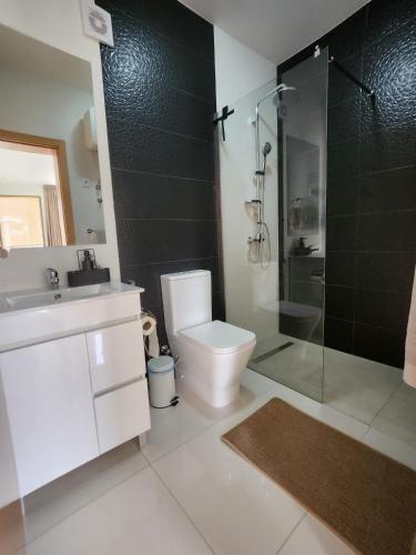 un bagno con wc e doccia in vetro di Boa Mindelo Azul a Mindelo