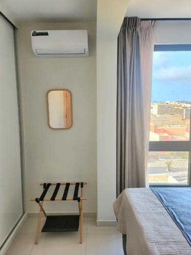 una camera da letto con un letto e una finestra di Boa Mindelo Azul a Mindelo