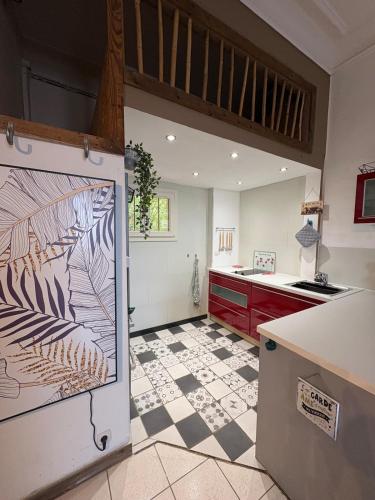 Il comprend une cuisine équipée d'un réfrigérateur et d'un plan de travail. dans l'établissement Valras-Plage 6 personnes à Deux Pas de la Mer, à Valras-Plage