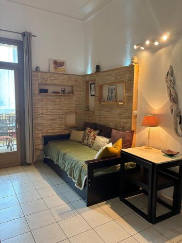 une chambre avec un lit et une table dedans dans l'établissement Valras-Plage 6 personnes à Deux Pas de la Mer, à Valras-Plage