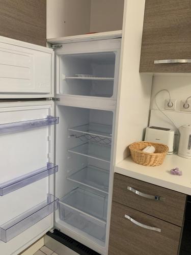 - un réfrigérateur avec une porte ouverte dans la cuisine dans l'établissement Cozy appartement proche de la gare et l'université, au Havre