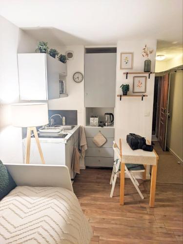 une petite cuisine avec un évier et une table dans l'établissement Quiet Intramuros Studio in Secure Residence, à Avignon