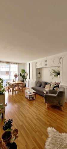 un salon avec un canapé et une table dans l'établissement 2-room apartment with balcony Montparnasse, à Paris