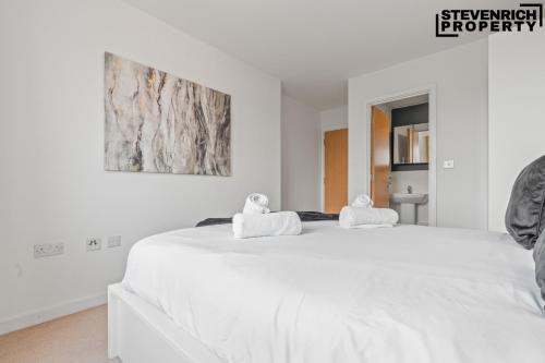 Postel nebo postele na pokoji v ubytování Amazing City View High End 2-Bedroom Flat