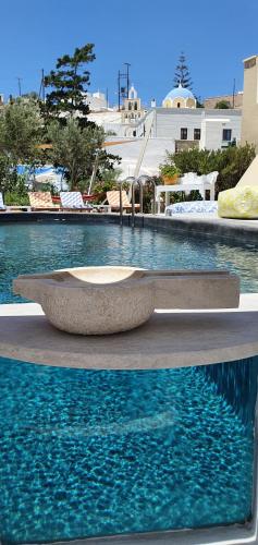 a tub in the middle of a pool of water at Kalitsi Canaves in Vóthon