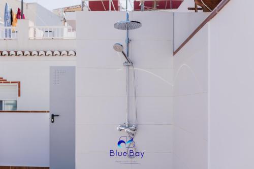 y baño con ducha y paredes blancas. en La Soleá Historic Center, en La Herradura