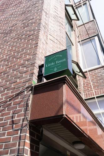 a green street sign on the side of a building at Forest Hangang in Seoul