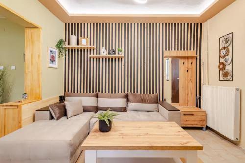 JK 7towers 1894 Cozy Maisonette -100m2 - Old City في سلانيك: غرفة معيشة بها أريكة وطاولة