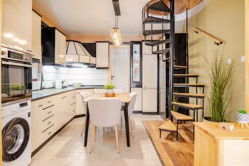 Cozy 1894 Old Heritage Maisonette - Private courtyard- by JK