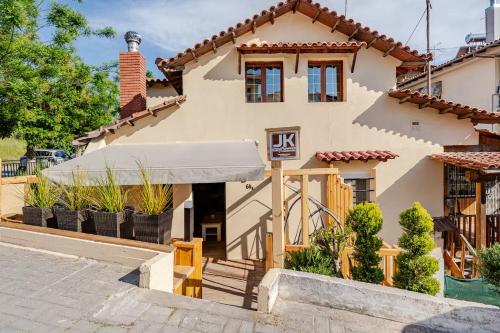 Cozy 1894 Old Heritage Maisonette - Private courtyard- by JK