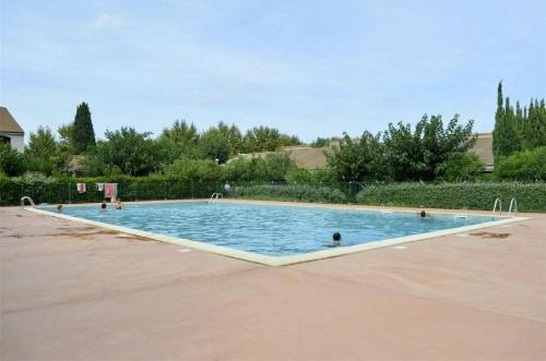 une grande piscine avec des gens dans l'eau dans l'établissement Maison 2 pièces mezzanine 6 couchages ARGELES SUR MER AR440-072, à Argelès-sur-Mer