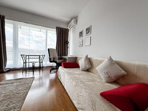 un salon avec un canapé et une table dans l'établissement Viva La Vida By Iulius Mall, à Someşeni