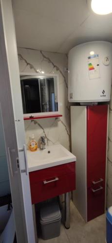 a small kitchen with a sink and a refrigerator at Holenderka Artur in Stegers