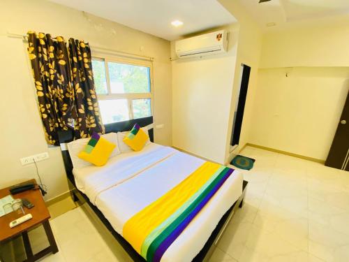 Postel nebo postele na pokoji v ubytování Hotel Aakash Navrangpura Ahmedabad