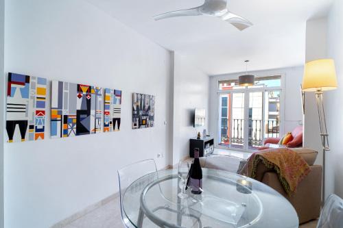 ネルハにあるGranada 46 Centro by Casasolのリビングルーム(ガラステーブル、ソファ付)