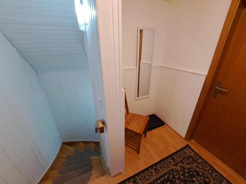an empty hallway with a door and a chair at Ferienwohnung zentrale Lage Parkplatz kostenlos Grill Terrasse Fahrradraum Kromlau in Kromlau