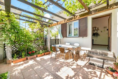 Mediterranes Ferienhaus nur 550 Meter zum Strand mit Grillbereich, privater Terrasse, Parkplatz
