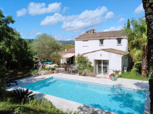 une villa avec piscine devant une maison dans l'établissement Mas de la Haumière, au Plan-de-la-Tour