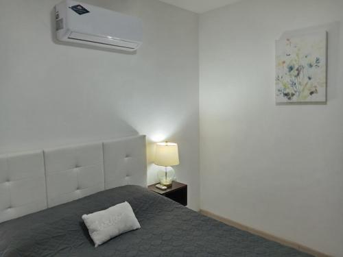 Postel nebo postele na pokoji v ubytování cr.arenalapartmets #2 hermoso lugar con parqueo