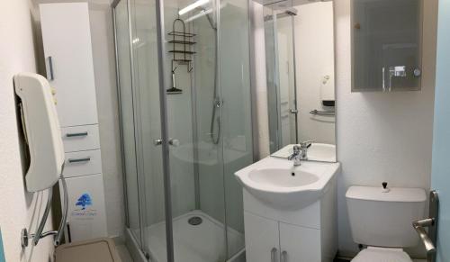 Un baño con ducha, inodoro y lavabo. en Studio Bleu Riviera - Évasion en bord de mer, en Port-la-Nouvelle