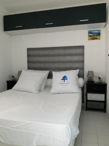 - une chambre avec un lit blanc et 2 oreillers blancs dans l'établissement Studio Bleu Riviera - Évasion en bord de mer, à Port-la-Nouvelle