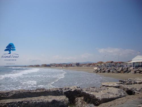 Una vista de una playa con rocas y el océano. en Studio Bleu Riviera - Évasion en bord de mer, en Port-la-Nouvelle