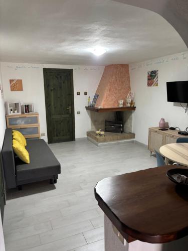 TV a/nebo společenská místnost v ubytování Villa amar panorama con idromassaggio