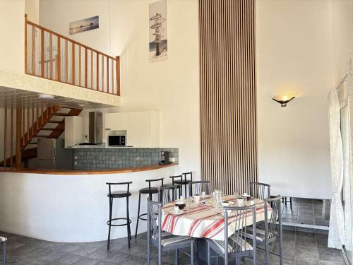 une salle à manger avec une table et des chaises dans l'établissement Villa Spacieuse Proche Plage, 8 Pers. - FR-1-831-3, à Biscarrosse