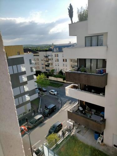 une vue aérienne sur un parking d'une ville dans l'établissement quiet stay, à Cergy