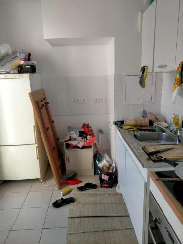 une cuisine avec un évier et un plan de travail dans l'établissement quiet stay, à Cergy