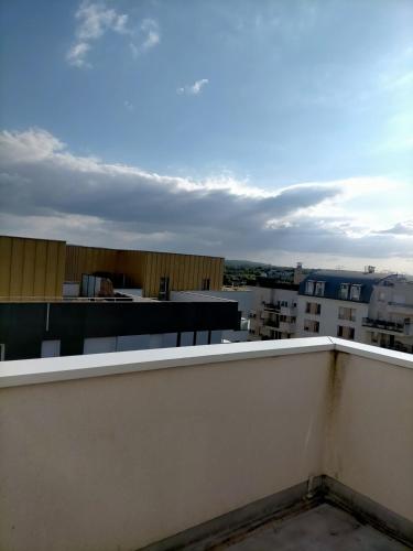 une vue depuis le toit d'un immeuble dans l'établissement quiet stay, à Cergy