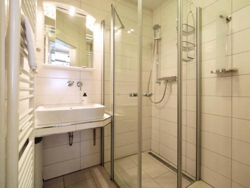 a bathroom with a sink and a shower at Altstadtapartment- Historischer Charme trifft modernen Komfort zentral & gemütlich mit Parkplatz! in Niederdorla