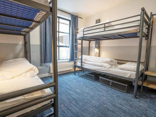 Postel nebo postele na pokoji v ubytování YHA Manchester