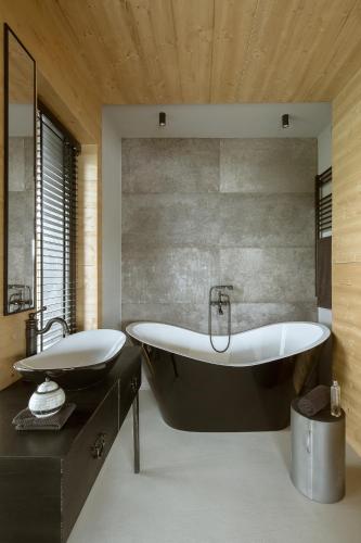 a bathroom with two sinks and a bath tub at Pasterska Chata in Kluszkowce