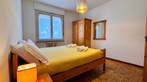 Un dormitorio con una cama con dos toallas encima. en Casa Nelly by Ca-Sa Check, en Andalo