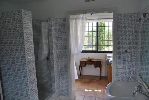 une salle de bain avec douche et lavabo dans l'établissement Mas de la Haumière, au Plan-de-la-Tour