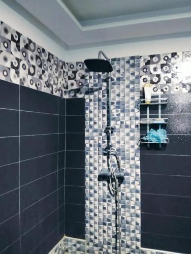 Ait MelloulSpacious Villa with Private Pool Near Touzaikou - 1200 m²的带淋浴的浴室，铺有蓝白瓷砖