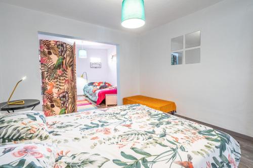 a bedroom with a bed with a colorful bedspread at Casa de Campo Serrão in Calheta