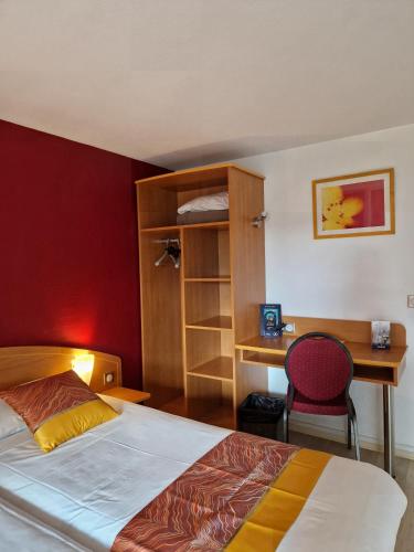 une chambre avec un lit, un bureau et une chaise dans l'établissement Prest'Hôtel Epinal Chavelot, à Épinal