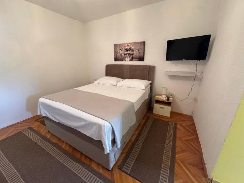 Televízia a/alebo spoločenská miestnosť v ubytovaní Apartments Miše