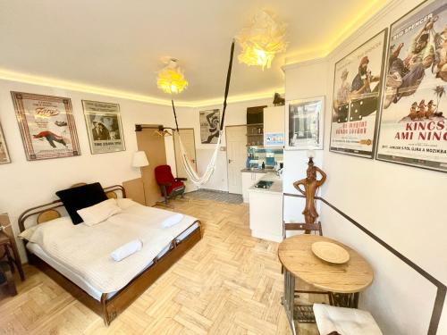 una stanza con un letto e un tavolo di Film Poster or Coffee Basement Apartman with terrace a Budapest