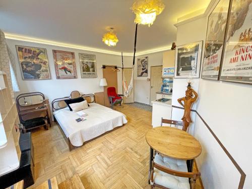 una stanza con un letto e un tavolo di Film Poster or Coffee Basement Apartman with terrace a Budapest