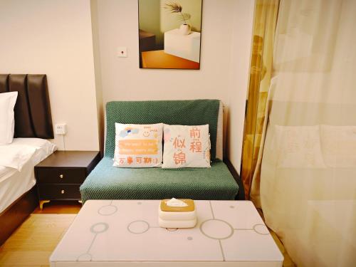 Postel nebo postele na pokoji v ubytování Shanghai Jubelle Boutique Apartment - Subway Lines 8-10-18 - Direct access to the Bund - Free fridge, washing machine, kitchen - Free luggage storage and package collection services