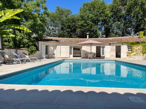 une piscine devant une maison dans l'établissement Villa Camino with Magnificent pool, à Vence