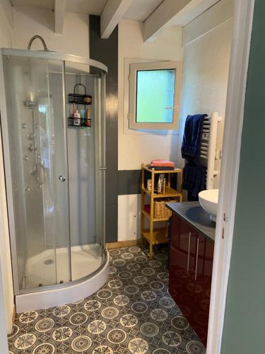 une salle de bain avec douche et lavabo dans l'établissement Villa émeraude, à Cublac