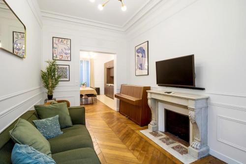 un salon avec une cheminée et une télévision dans l'établissement Apartment 8Pers#4Bedrooms#4Bathrooms#LaFayette, à Paris