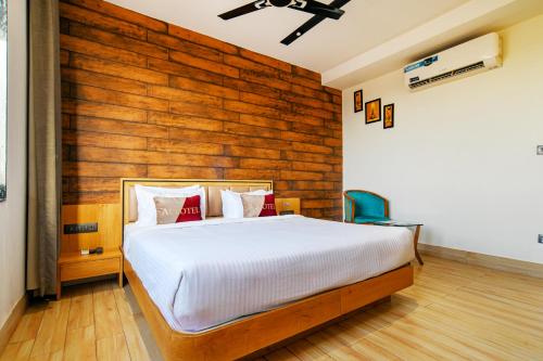 Ένα ή περισσότερα κρεβάτια σε δωμάτιο στο Aceotel Premier TK, Morbi