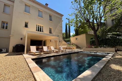 une piscine devant une maison dans l'établissement Villa Cezanne in the heart of Aix en Provence, à Aix-en-Provence